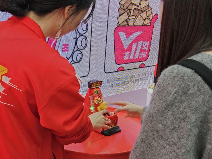 Visitors playing finger games at the Aliexpress popup store. Photo by Jae Hyun Park