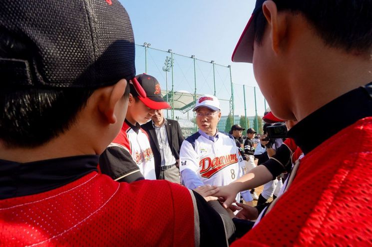 신상진 성남시장이 7일  ‘제21회 성남시장기 경기도 초중고 야구대회’ 개회식에서 참가선수들을 격려하고 있다. 성남시 제공