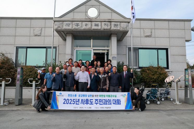 "주민 불편 줄이겠다" 신우철 완도군수, 외딴섬 찾아 현장 소통