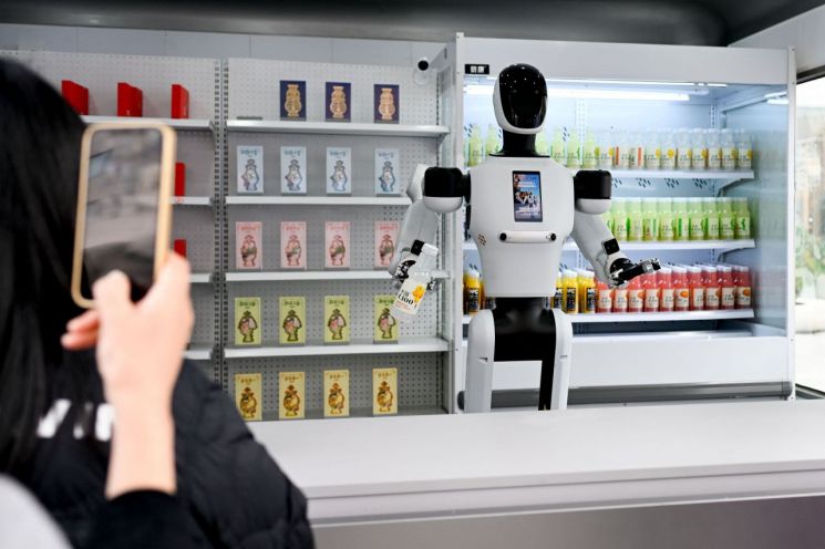 중국 베이징의 한 작은 잡화점에서 일하는 로봇의 모습. AFP연합뉴스