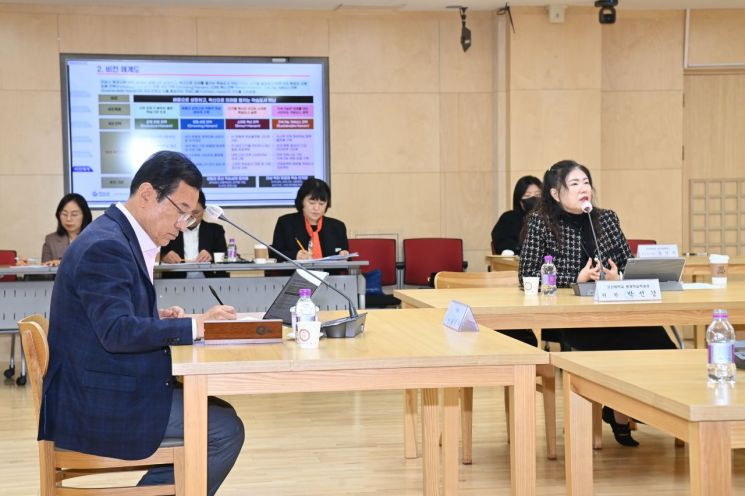 이현재 하남시장이 지난 6일 시청 상황실에서 '하남시 평생교육 중장기 발전계획' 수립을 위한 중간보고회를 개최하고 있다. 하남시 제공