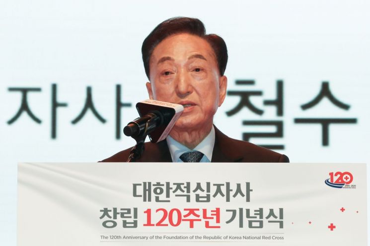 '인종차별 발언' 김철수 대한적십자사 회장 사의