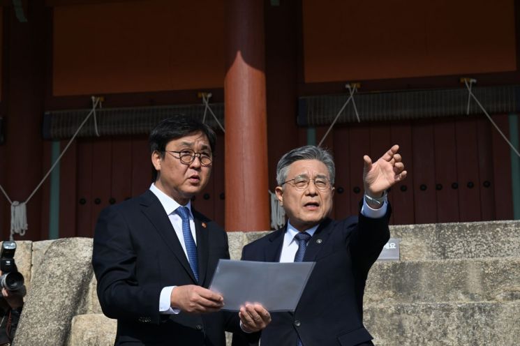 Heo Min, Director of the Cultural Heritage Administration, and Choi Hwiyoung, Minister of Culture, Sports and Tourism, are touring the Jongmyo site. Photo by Cultural Heritage Administration