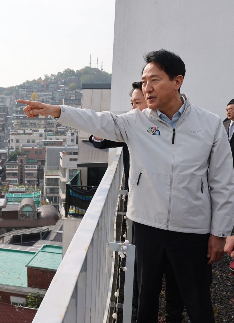 Seoul Mayor Oh Sehoon is visiting Jangwi 13 District in Seongbuk-gu, Seoul on the 6th, listening to explanations about redevelopment and engaging in conversation. Photo by Yonhap News