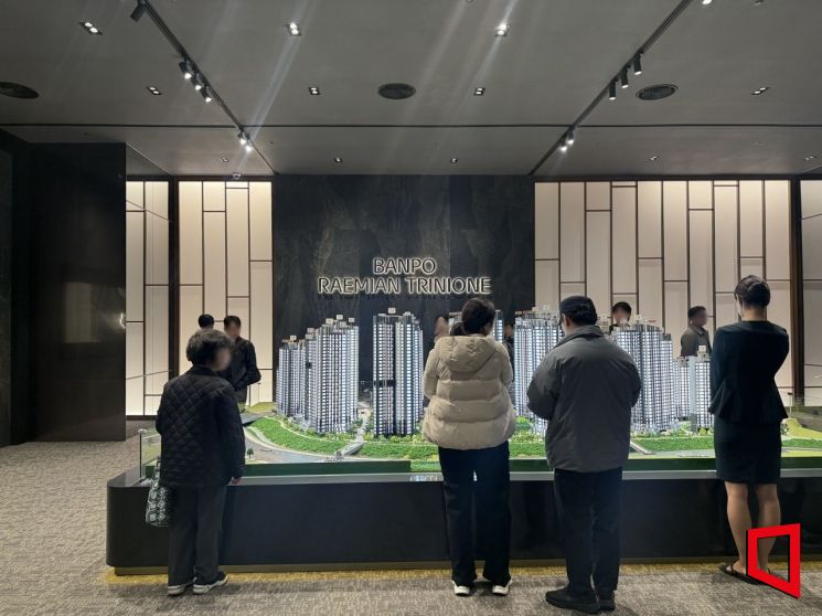 서울 송파구 문정동 래미안갤러리에서 운영중인 '반포 래미안 트리니원' 견본주택을 찾은 방문객들이 모형도를 살펴보고 있다. 한진주 기자