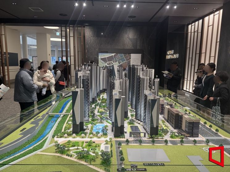 서울 송파구 문정동 래미안갤러리에서 운영중인 '반포 래미안 트리니원' 견본주택을 찾은 방문객들이 모형도를 살펴보고 있다. 한진주 기자