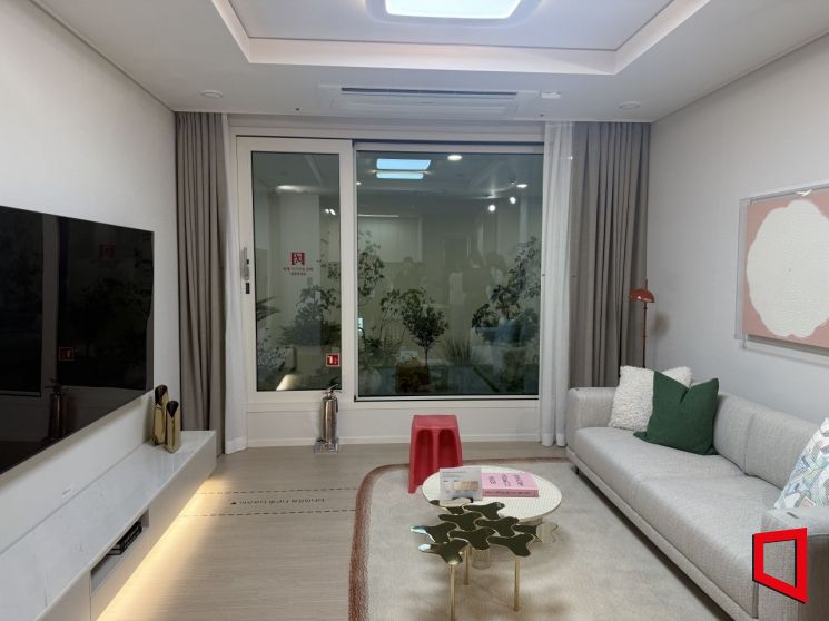 반포 래미안 트리니원 59㎡ B타입 거실 모습. 한진주 기자