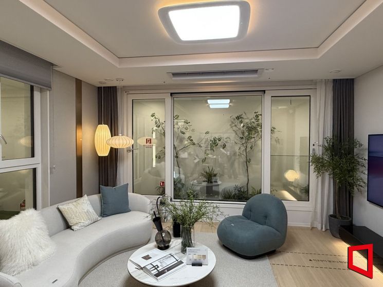 반포 래미안 트리니원 84㎡ B타입 거실 모습. 한진주 기자