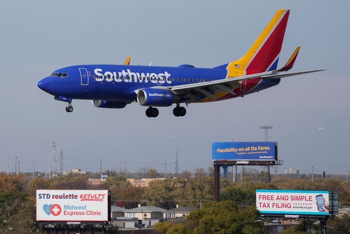 美 항공기 700여편 운항 취소…추수감사절 앞 두고 '발 동동'