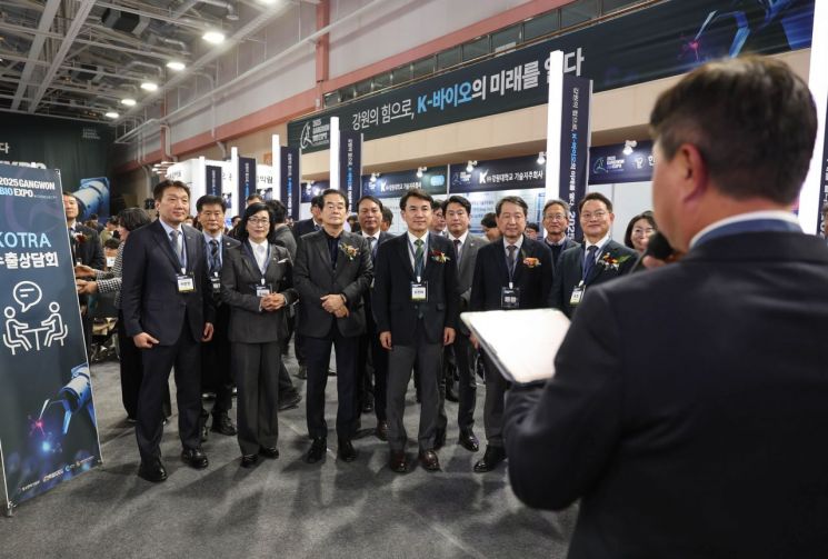 김진태 강원특별자치도지사 등 참석자들이 7일 춘천 봄내체육관에서 강원도 대표 바이오산업 축제인 '2025 강원 바이오엑스포' 개막식을 개최하고 있다. 강원도 제공