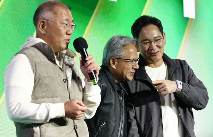 젠슨 황 엔비디아 최고경영자와 이재용 삼성전자 회장, 정의선 현대차그룹 회장이 10월30일 서울 코엑스에서 열린 엔비디아의 그래픽카드(GPU) '지포스' 출시 25주년 행사에 참석해 있다. 2025.10.30 [공동취재] 연합뉴스
