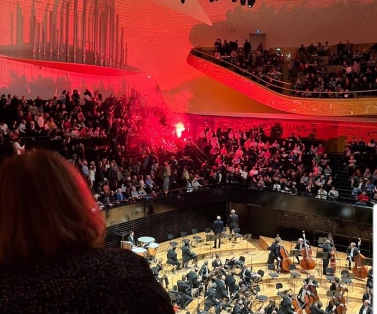 파리 오케스트라서 연막탄 '펑'…가자전쟁 반대 시위에 소란