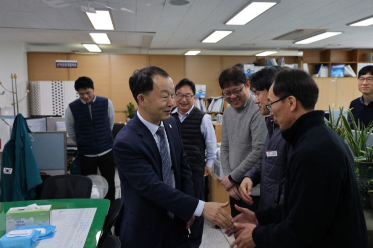 Younghyun Yoo, Head of the Balanced Development Headquarters of Gyeongnam Province (left), is greeting employees while visiting each department of the Western Government Complex of Gyeongnam Province on his retirement day. Provided by Gyeongnam Province