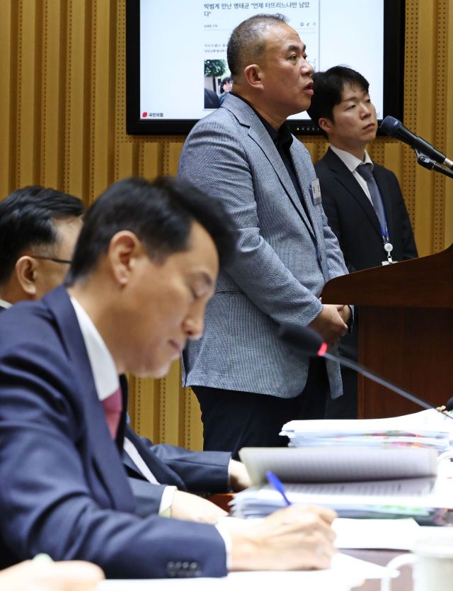 정치 브로커 명태균 씨가 지난달 23일 서울 중구 서울시청에서 열린 2025년 국회 행정안전위원회 국정감사에서 의원 질의에 답하고 있다. 왼쪽은 오세훈 서울시장. 연합뉴스
