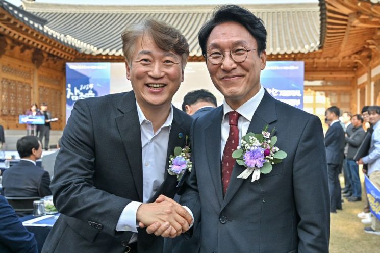 광주 서구는 7일 국회의사당 사랑재에서 열린 ‘2025 참좋은 지방자치 정책대회’에 참석해 골목경제 119 프로젝트 등 서구의 우수 정책을 선보이며 국무총리상을 수상했다. 광주 서구 제공