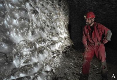 그리스와 알바니아 국경 지대의 동굴에서 발견된 거대 거미줄. 지하생물학