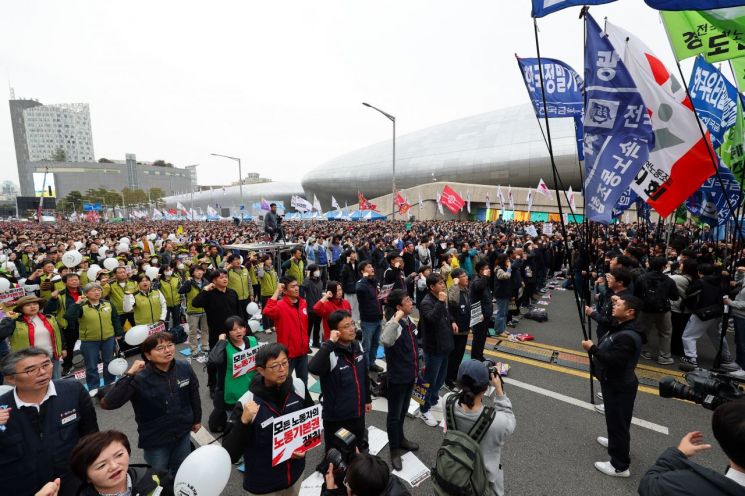 주말 서울 도심서 양대노총 대규모 집회…정년연장·주 4.5일제 요구