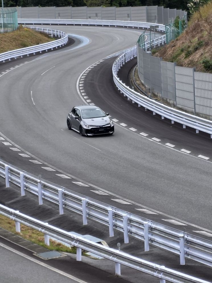 도요타 테크니컬센터 시모야마 컨트리로드 시험코스에서 주행중인 GR야리스. 한국토요타자동차 제공