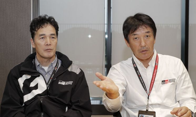 토요오카 사토시 도요타 처완기능양성부 부장(오른쪽)과 야부키 히사시 주사가 지난달 31일 한국 취재진과 인터뷰하고 있다. 한국자동차기자협회 제공