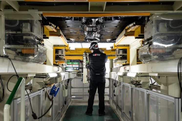 도요타 GR팩토리에서 차량 최종 조립 후 검수공정. 직원이 부품정렬 상태 등을 살피고 있다. 한국토요타자동차 제공