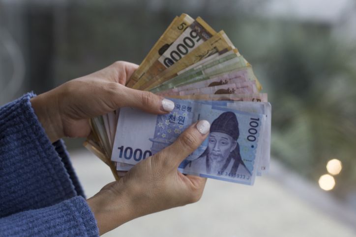 "300만원 펑펑 써도 안 아까워요"…MZ들, 대놓고 '과소비'하는 중[세계는Z금]