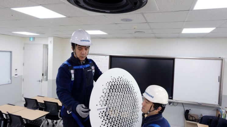 삼성전자서비스 엔지니어가 수능 고사장에서 삼성전자 시스템에어컨 사전 점검을 진행하고 있다. 삼성전자서비스.