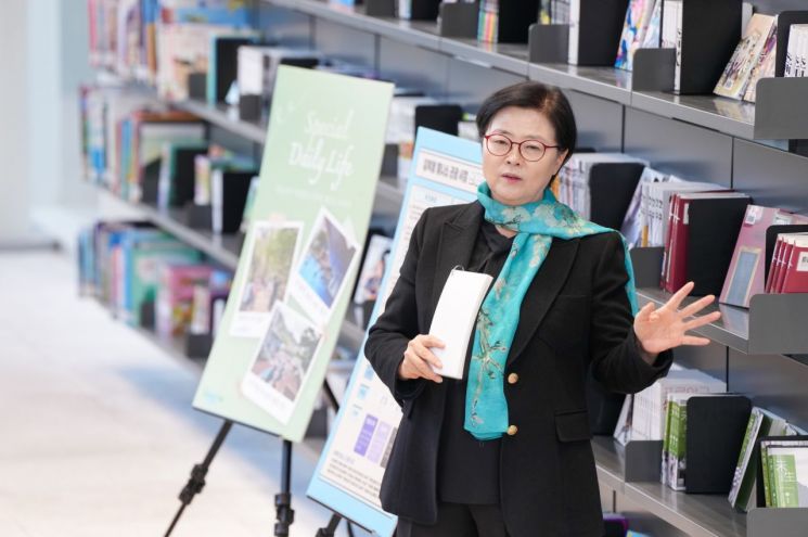 우이천 수변활력거점 재간정에서 강북형 웰니스 관광사업을 설명하고 있는 이순희 강북구청장. 강북구 제공.