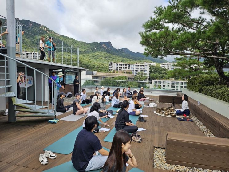 지난 9월 ‘서울 등산관광센터 북한산’에서 열린 웰니스 프로그램 ‘내 마음 속 숨은 울림 찾기’ 진행 모습. 강북구 제공.