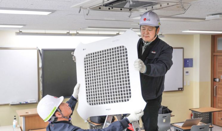 LG전자 시스템에어컨 유지보수를 담당하는 하이엠솔루텍 서비스 엔지니어들이 수능 시험장에 설치된 냉난방 시스템에어컨 작동 이상 유무를 점검하고 있다. LG전자.