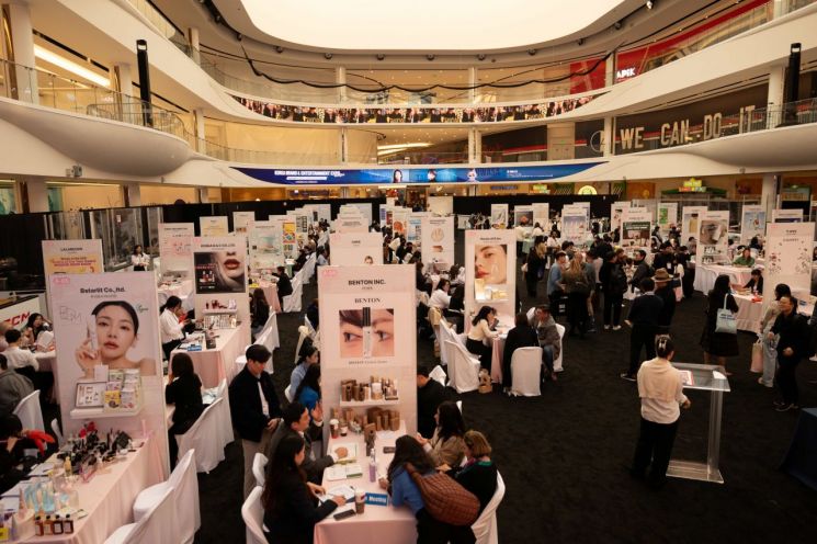 미국 뉴저지 아메리칸드림몰에 마련된 ‘2025 뉴욕 한류박람회(KBEE 2025 NEW YORK)’ 기업 간 거래(B2B) 수출상담장의 모습. 코트라.