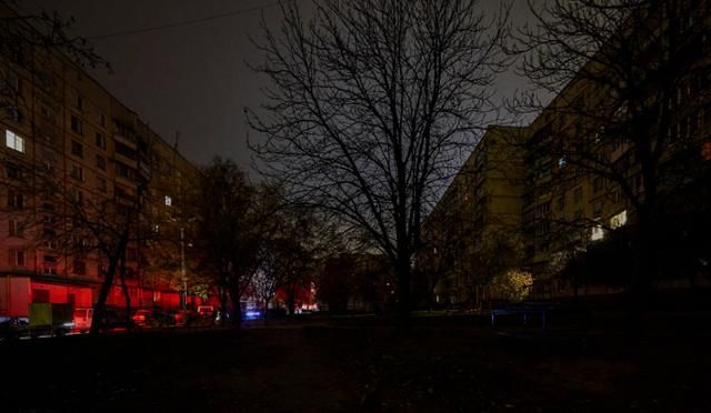 드론과 미사일을 이용한 러시아의 변전소 공격으로 8일 우크라이나 북부 도시 하르키우가 정전으로 암흑에 휩싸여 있다. EPA연합뉴스