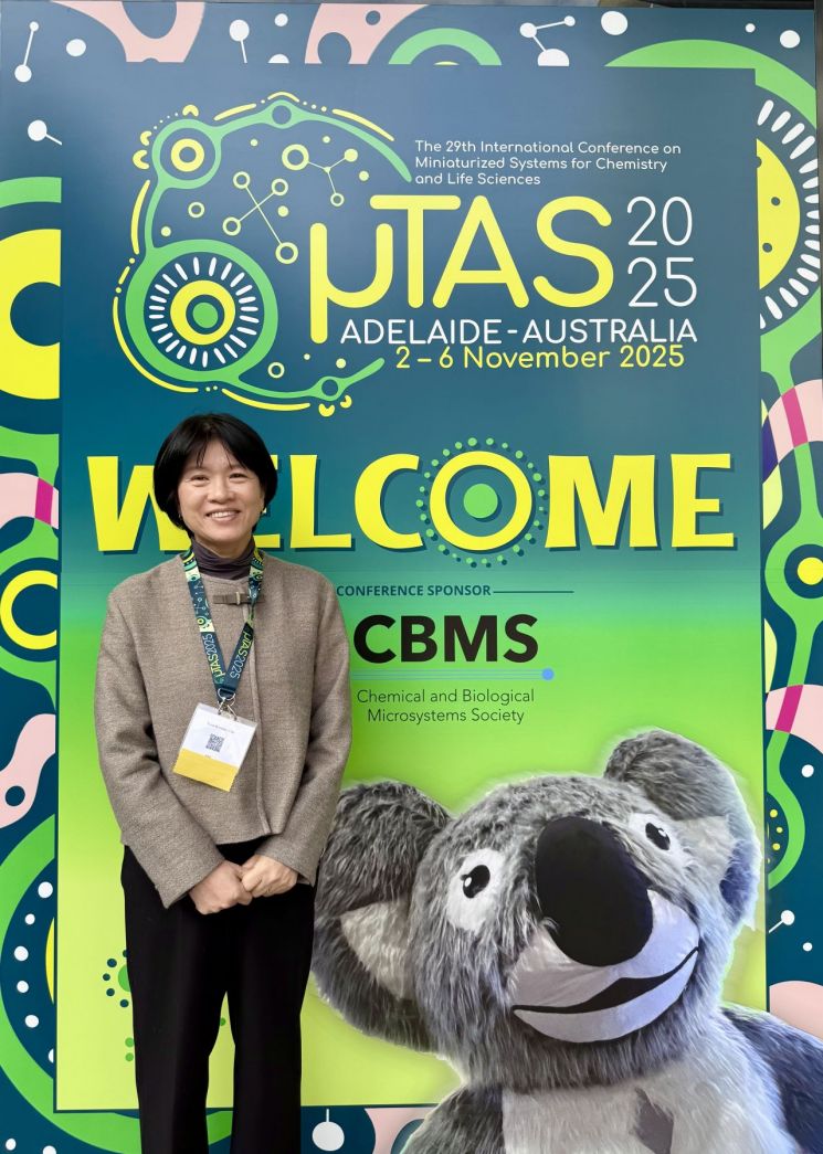 11월 2일부터 6일까지 호주 애들레이드에서 열린 CBMS 마이크로타스(MicroTAS) 학회에 참석하고 있는 조윤경 교수.
