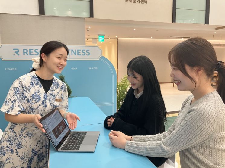 롯데백화점 동래점 9층 스포츠센터 ‘리조트 휘트니스’에 등록하기 위해 상담을 받고 있는 고객. 롯데백화점 동래점 제공