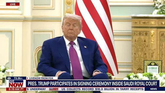 사우디아라비아를 방문 중인 도널드 트럼프 미국 대통령이 생중계된 공식 행사에서 조는 듯한 모습이 목격됐다. 폭스뉴스 캡처
