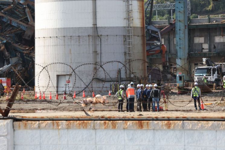울산화력발전소 보일러 타워 붕괴 사고 나흘째인 9일 오후 발전소 내부에서 관계자들이 보일러 타워 4·6호기 발파 사전 작업에 대해 논의하고 있다. 연합뉴스
