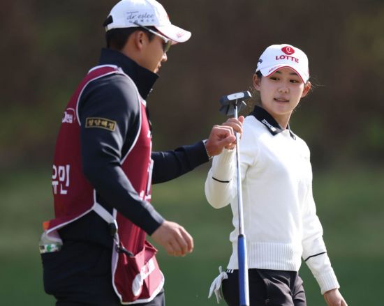 황유민이 대보 하우스디 챔피언십 최종 3라운드 3번 홀에서 파 세이브를 한 뒤 캐디와 주먹을 맞대고 있다. KLPGA 제공
