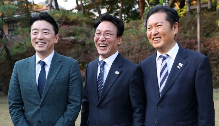 Prime Minister Kim Minseok (center) smiles with President's Chief of Staff Kang Hunsik (left) and Democratic Party leader Chung Cheongrae at the High-Level Party-Government Consultation held on the 9th at the Prime Minister's residence in Jongno-gu, Seoul. Photo by Yonhap News