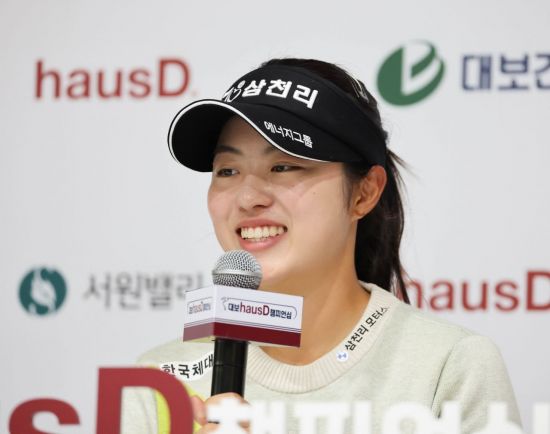 올해의 신인상 수상자인 서교림이 대보 하우스디 챔피언십을 마친 뒤 인터뷰를 하고 있다. KLPGA 제공
