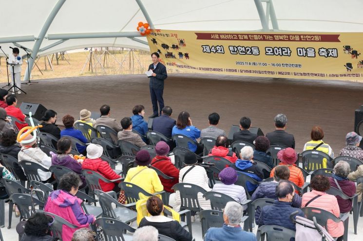 이동환 고양특례시장이 지난 8일 '제11회 탄현1동 숯향기 마을축제'와 '제4회 탄현2동 모여라 마을축제'에 잇달아 참석해 주민들과 소통하고 있다. 고양특례시 제공