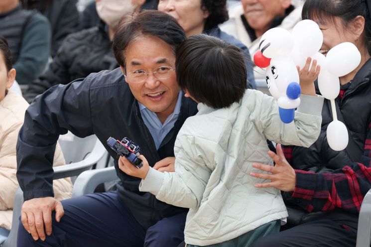 이동환 고양특례시장이 지난 8일 '제11회 탄현1동 숯향기 마을축제'와 '제4회 탄현2동 모여라 마을축제'에 잇달아 참석해 어린이와 기념촬영을 하고 있다. 고양특례시 제공