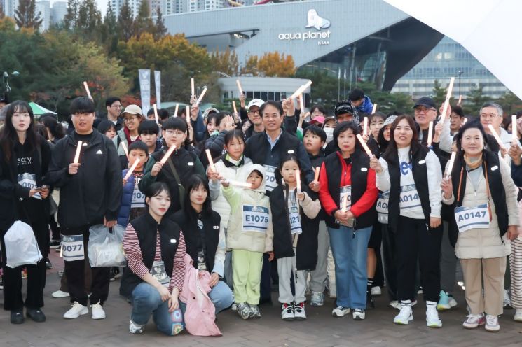 이동환 고양특례시장이 지난 8일 저녁 일산호수공원에서 개최된 '2025 고양 호롱불 나이트워크'에 참여해 시민들과 가을밤의 정취를 만끽하고 있다. 고양특례시 제공