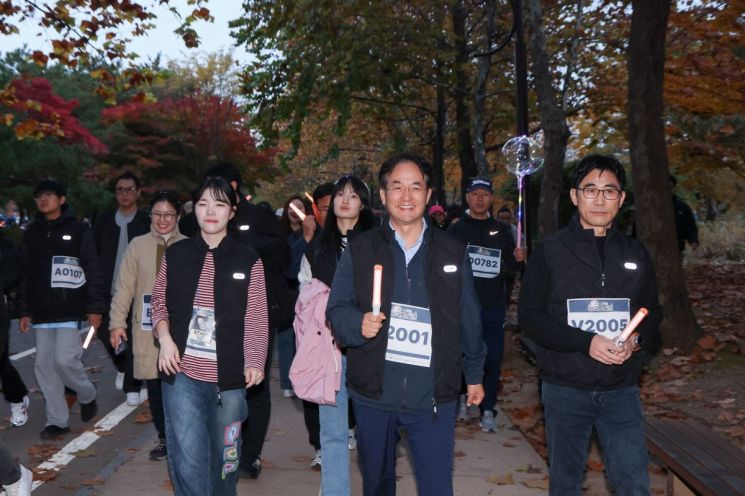이동환 고양특례시장이 지난 8일 저녁 일산호수공원에서 개최된 '2025 고양 호롱불 나이트워크'에 참여해 시민들과 함께 LED 야간봉을 들고 걷고 있다. 고양특례시 제공
