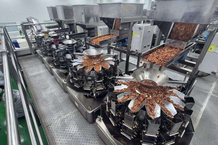 더채움 공장 내 가공 공정을 거쳐 '하루한줌 E25g 견과(하루견과)'가 생산되고 있다. 최호경 기자