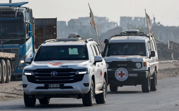 9일(현지시간) 하마스가 이스라엘군 하다르 골딘 중위라고 밝힌 시신을 옮기는 적십자 차량. 로이터연합뉴스