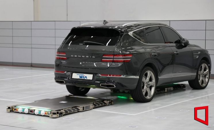 현대위아가 7일 경기도 의왕시 의왕연구소에서 진행한 ‘주차로봇 시연행사’에서 주차로봇이 SUV 차량을 들어올려 움직이고 있다. 현대위아