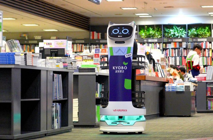 브이디로보틱스의 서비스로봇 ‘벨라봇’이 교보문고에서 업무를 수행하고 있다. 브이디로보틱스