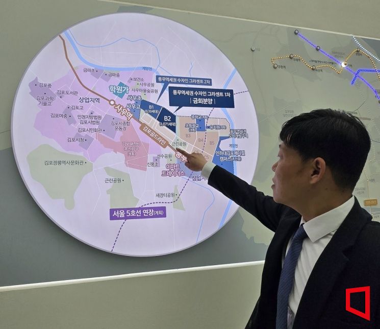 고상국 ‘풍무역세권 수자인 그라센트 1차’ 영업팀장이 지난 7일 개관한 견본주택에서 단지와 직선거리 약 380m 떨어진 풍무역 3번 출구 예정 위치를 가리키고 있다. 단지는 김포 골드라인 풍무역과 사우역 사이에 자리한 더블역세권 입지로, 단지 뒤편에는 학원가가 형성돼 있다. 최서윤 기자