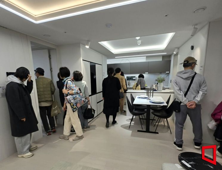 지난 7일 견본주택을 찾은 방문객들이 경기 김포시 '풍무역세권 수자인 그라센트 1차' 전용 59㎡형 내부를 둘러보고 있다. 최서윤 기자