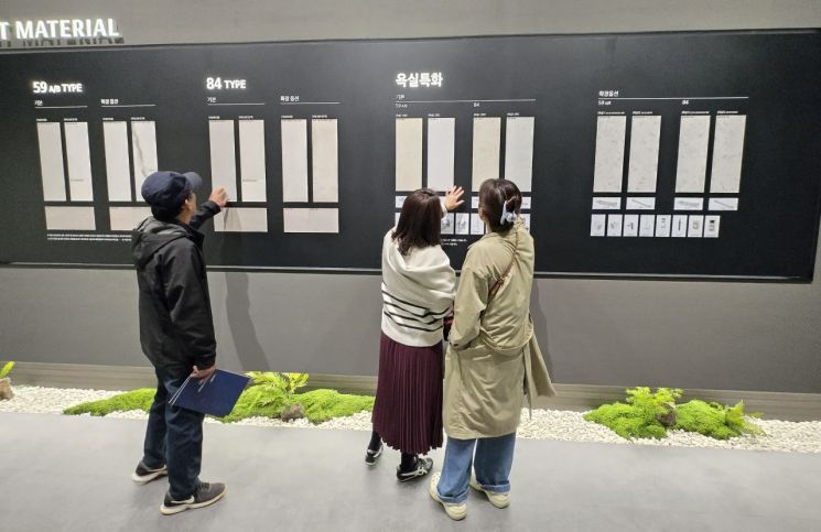 7일 개관한 '풍무역세권 수자인 그라센트 1차' 견본주택을 찾은 방문객들이 마감재 체험존에서 욕실 타일과 벽면 자재를 직접 살펴보고 있다. 이곳에서는 가구별 타입에 맞춰 타일 질감과 색상을 직접 만져보며 선택할 수 있다. 최서윤 기자