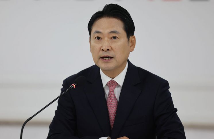 국민의힘 장동혁 대표가 10일 청주시 국민의힘 충북도당 사무실에서 열린 최고위원회의에서 발언하고 있다. 연합뉴스